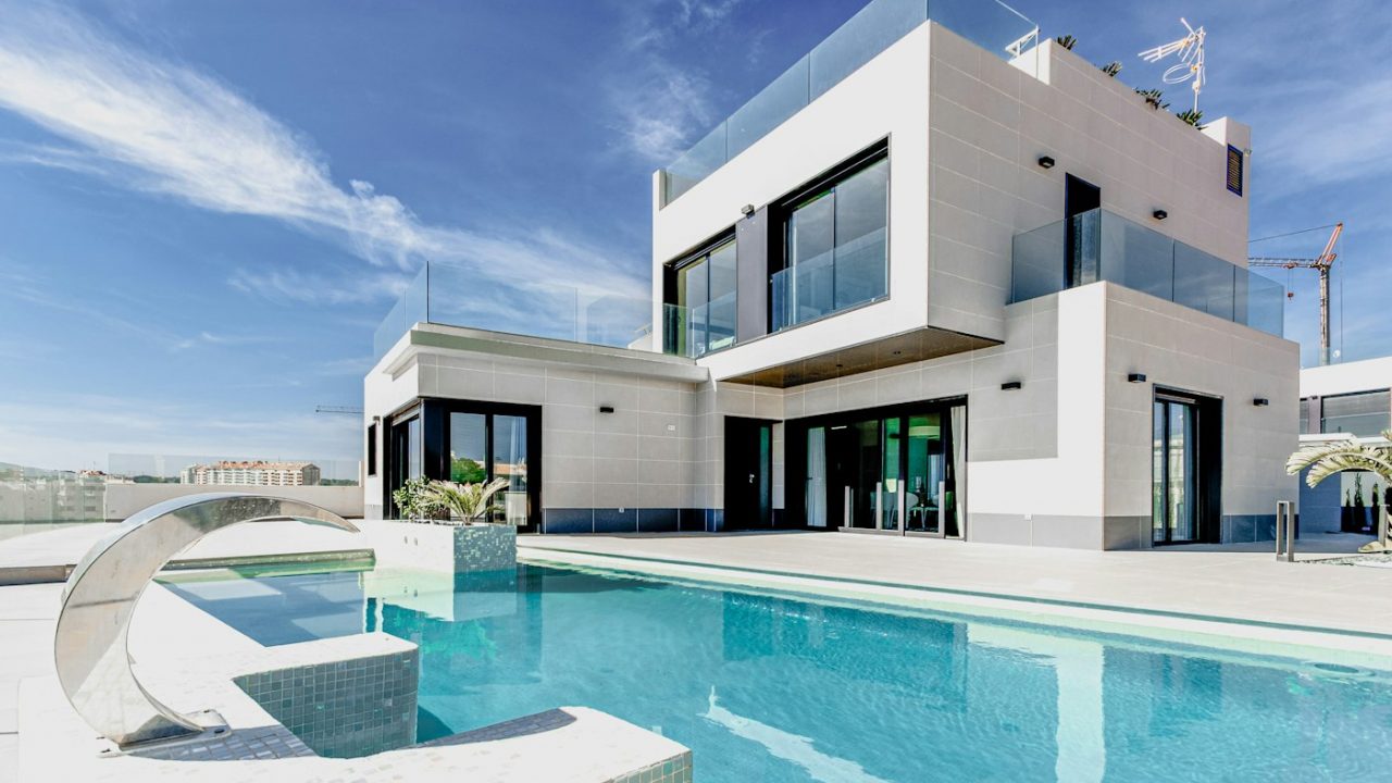Fachada casa mediterránea con piscina