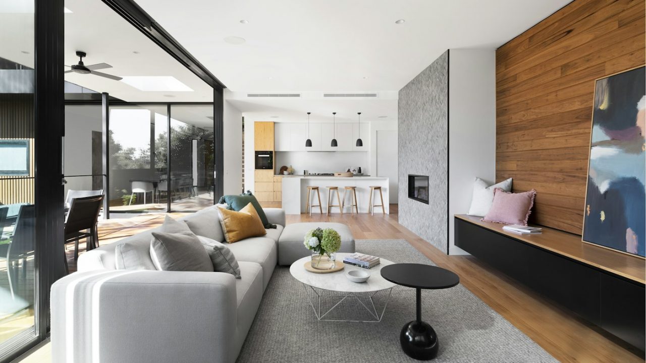 Gran living en doble altura con amplios ventanales