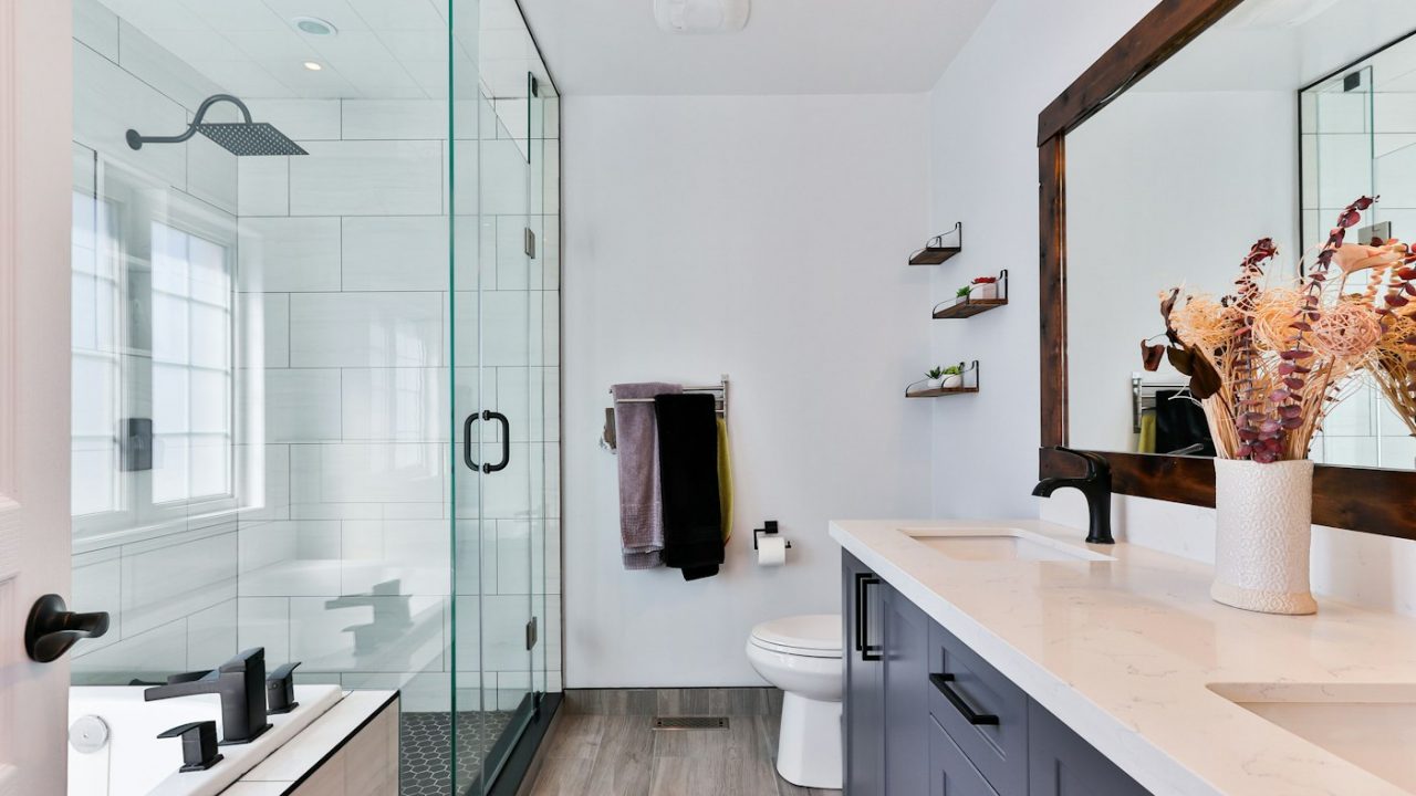 Baño moderno con revestimiento porcelanato