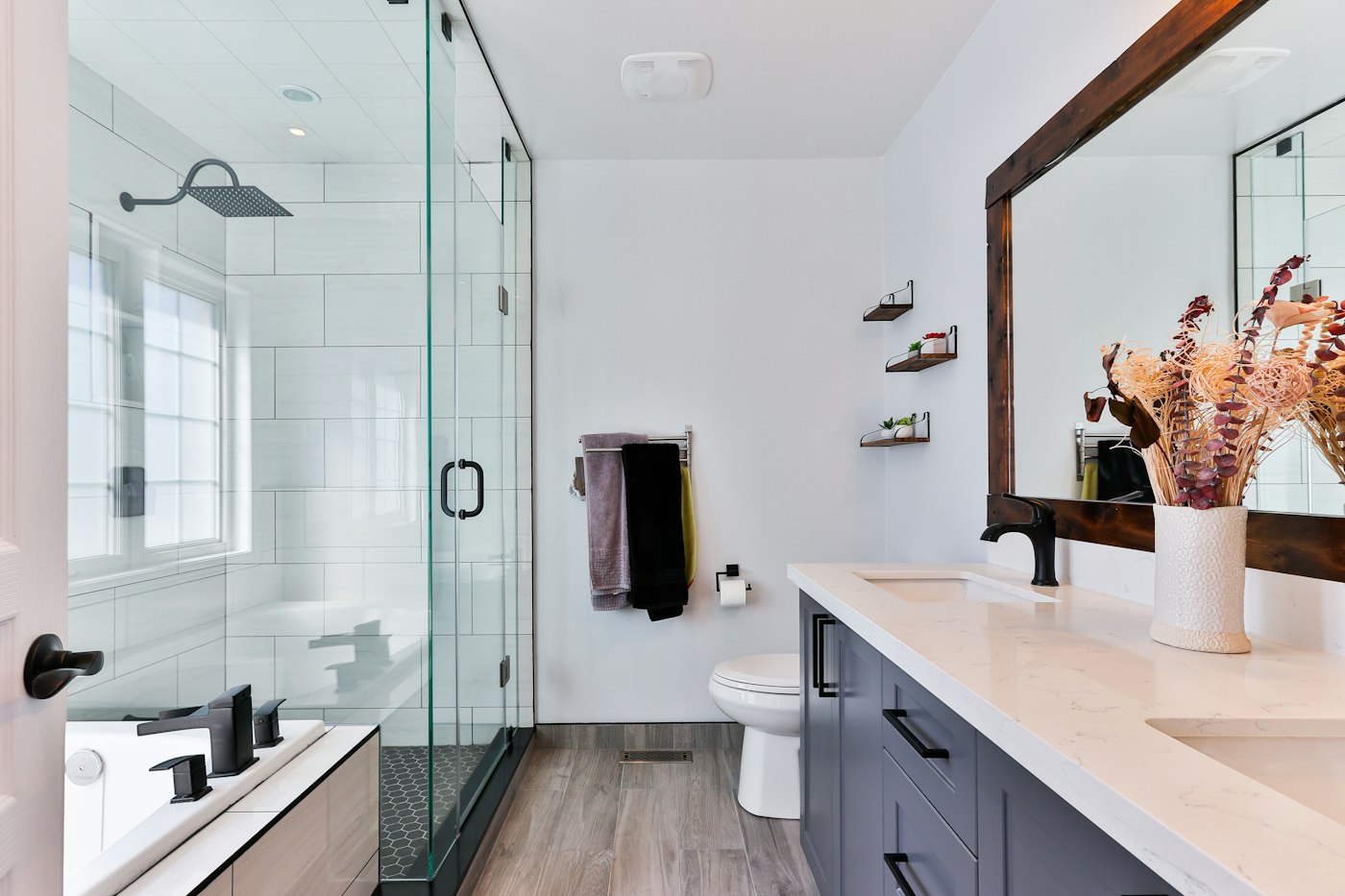 Baño moderno con revestimiento porcelanato