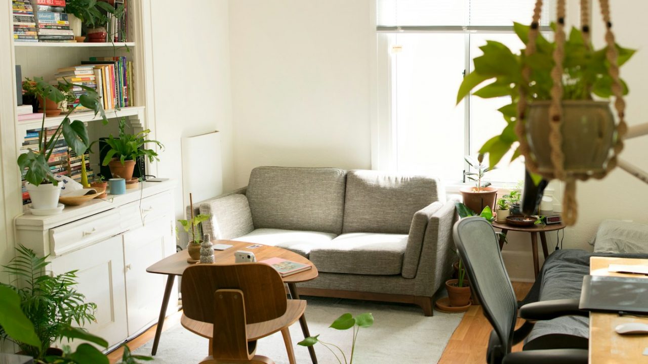 Living remodelado con piso de parquet