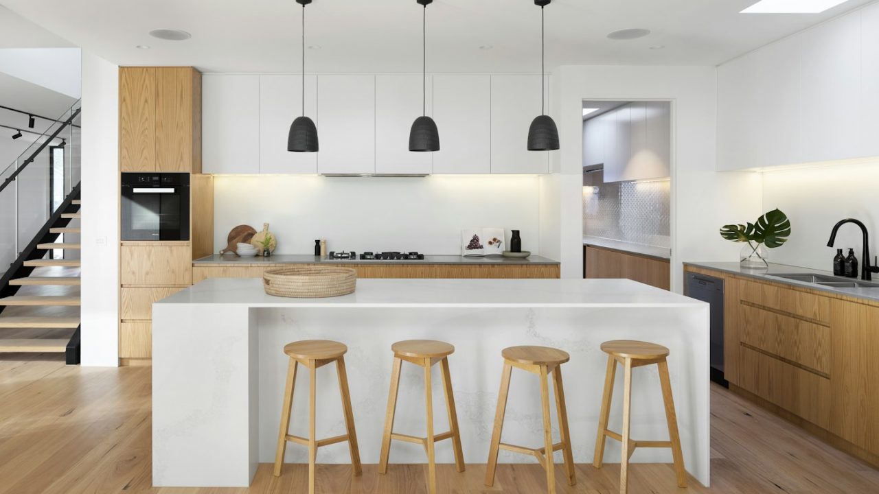 Cocina gourmet con isla y cava de vinos