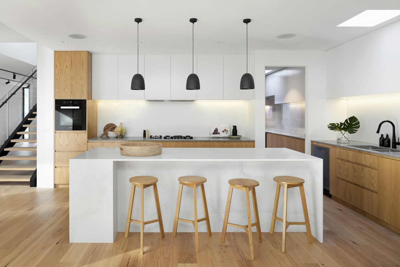 Cocina gourmet con isla y cava de vinos
