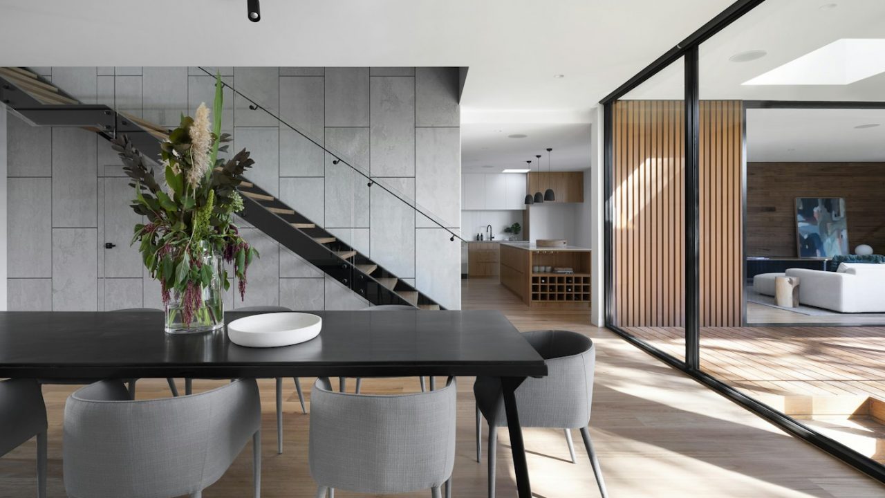 Gran salón dúplex con ventanales de piso a cielo