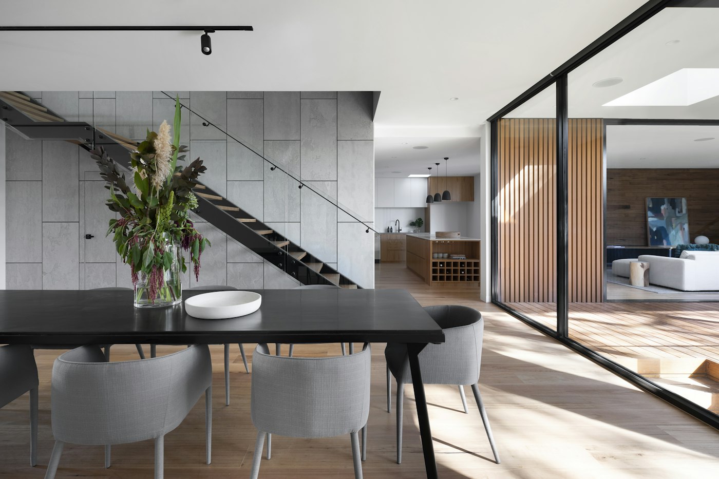 Gran salón dúplex con ventanales de piso a cielo